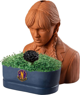Chia Pet Wednesday Addams affichant une croissance verte