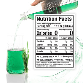 Chlorophyll Water sur une table avec des fruits