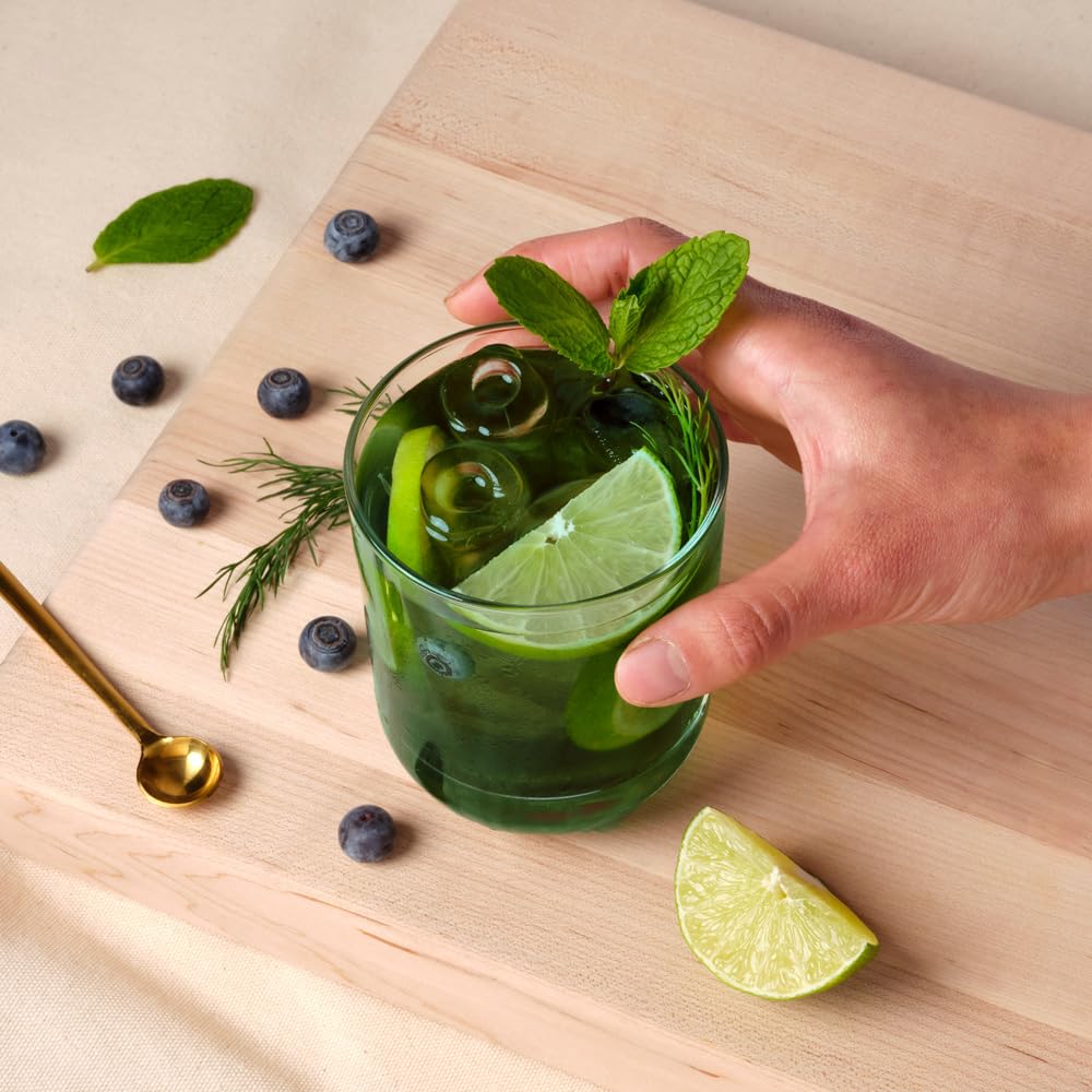 Chlorophylle liquide Nature's Sunshine versée dans un verre