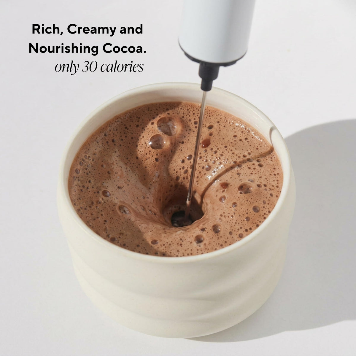Chocolat Chaud OM MUSHROOM SUPERFOOD sur une table avec des ingrédients