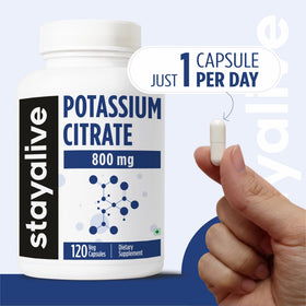 Citrate de potassium STAYALIVE en main avec un verre d'eau