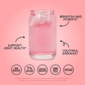 Clean Simple Eats Collagen + Beauty Blend Strawberry Colada 408g en préparation dans un verre