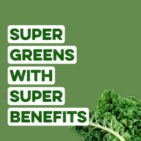 Clean Simple Eats Super Greens Poudre 308g en préparation dans un verre