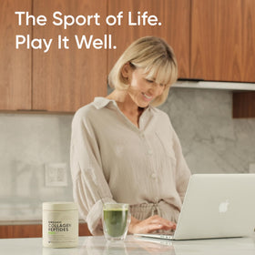 Collagen Peptides Sports Research avec Matcha 381g à côté d'une tasse de matcha