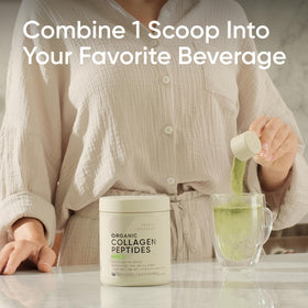 Collagen Peptides Sports Research avec Matcha 381g en poudre versée sur une table