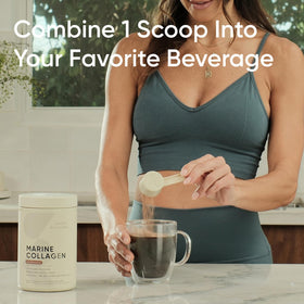 Collagène marin chocolat noir Sports Research dans un verre de smoothie