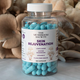 Complément alimentaire Peau Éclatante de The Mushroom Society en utilisation quotidienne
