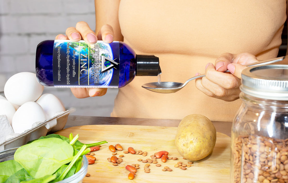 Complément alimentaire zinc liquide Mother Earth Minerals avec arrière-plan naturel