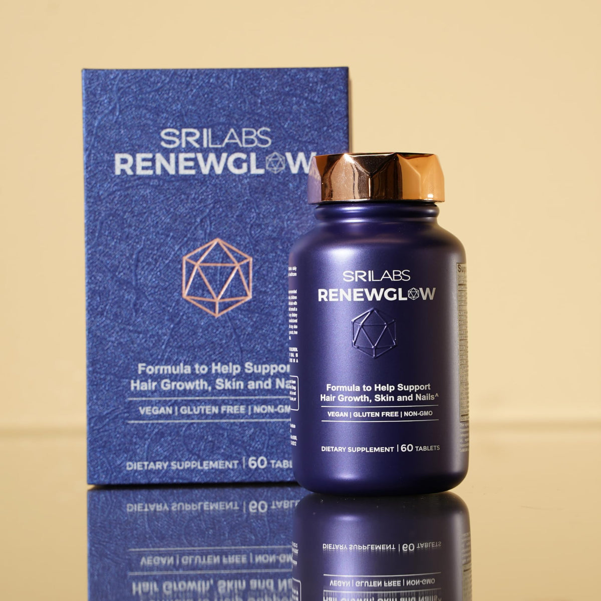 Complément Renewglow sur une table avec un verre d'eau