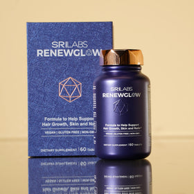 Complément Renewglow sur une table avec un verre d'eau