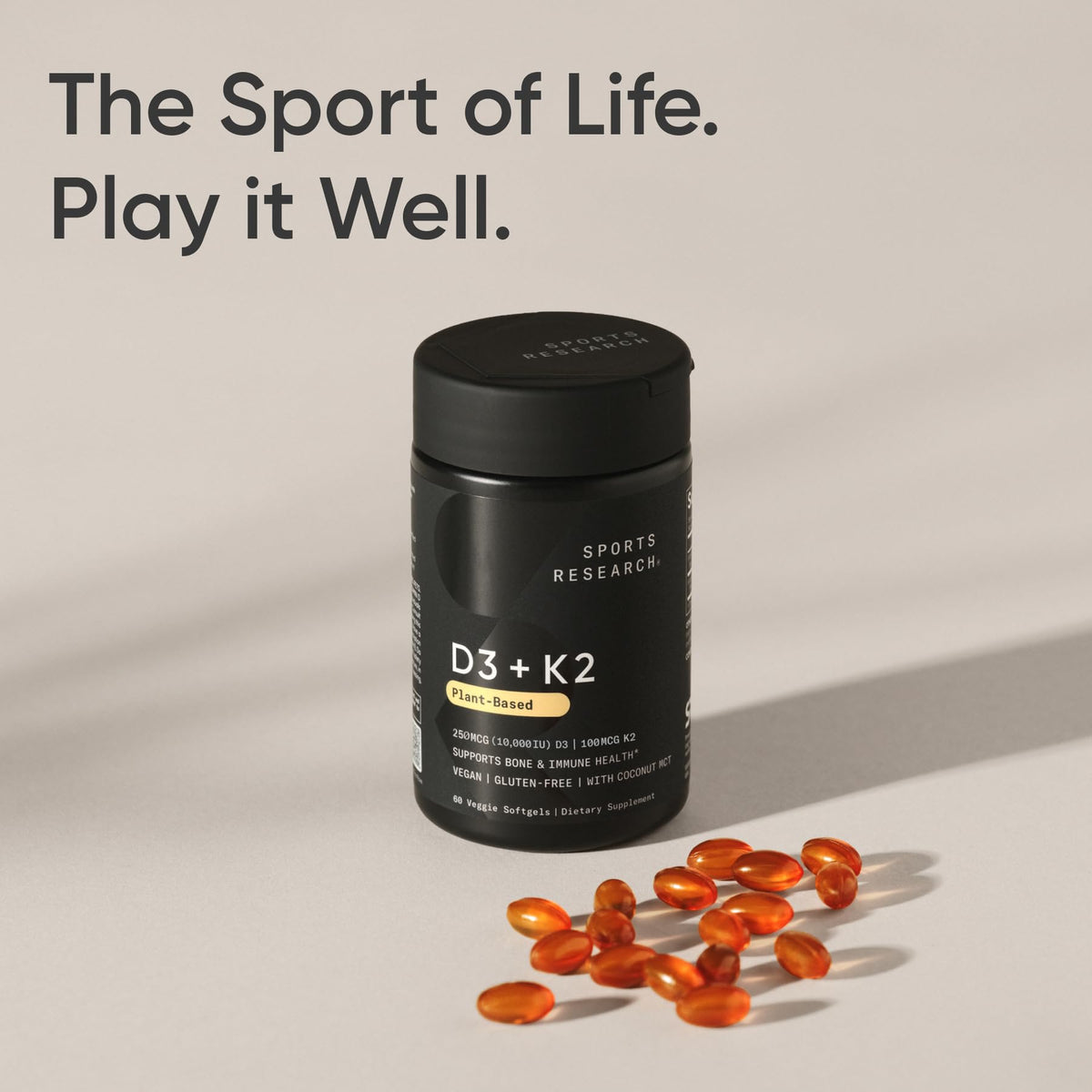 Complément Vegan D3 + K2 de Sports Research avec huile de coco MCT en arrière-plan