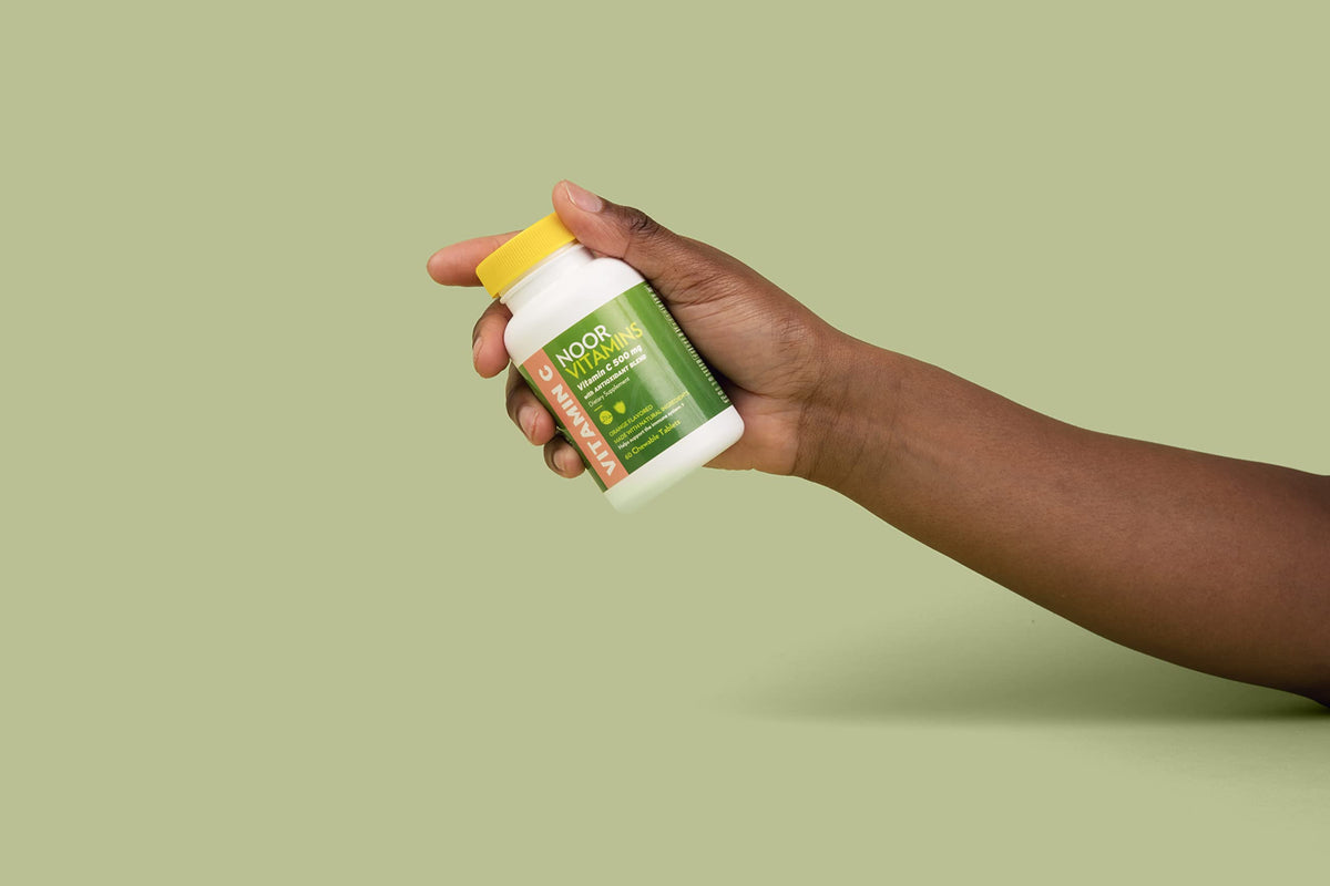Comprimés à mâcher Vitamine C Halal Noor Vitamins avec un verre d'eau