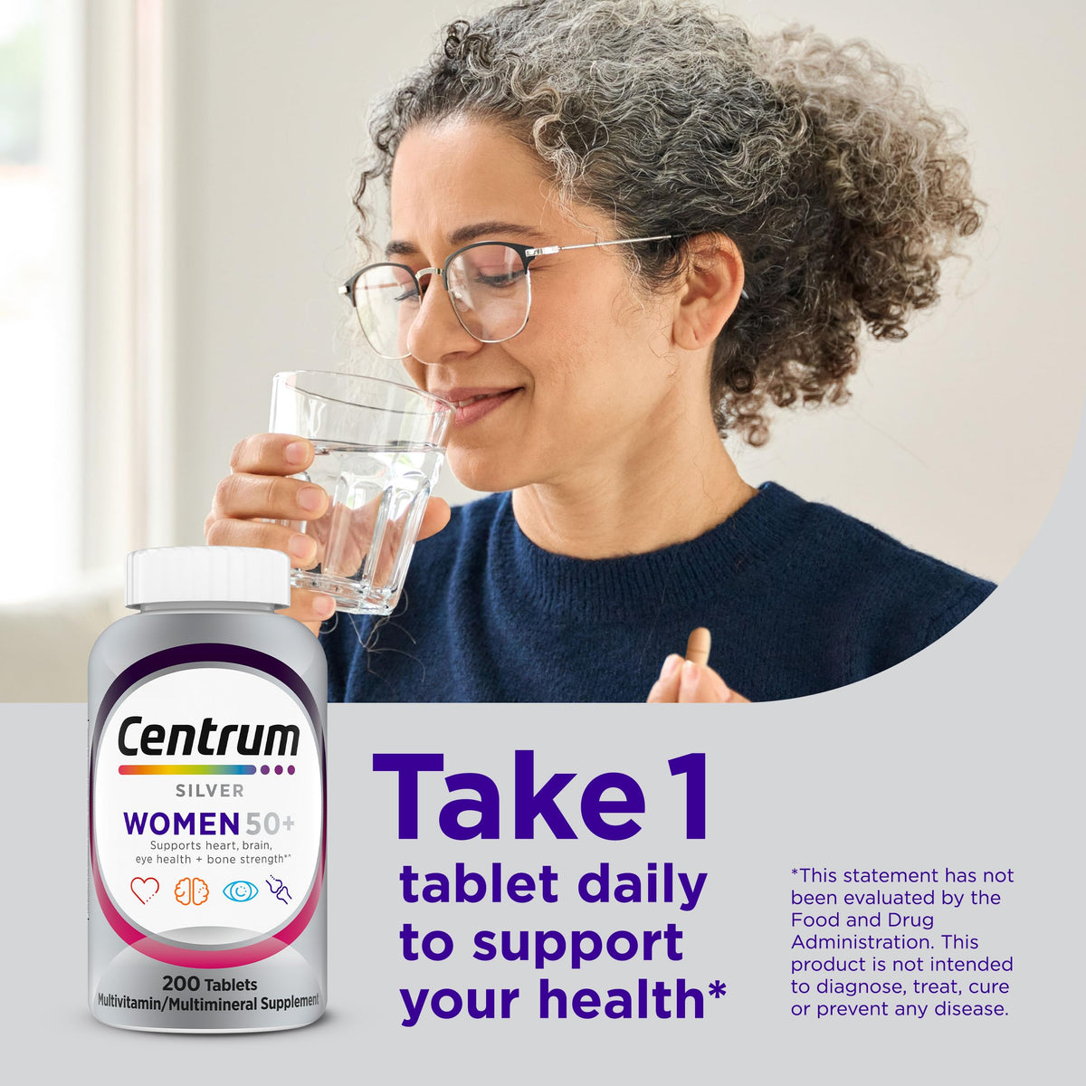 Comprimés Centrum Multivitamines Femme 50 Plus dans une main