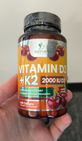 Comprimés D3 K2 Nature's Nutrition sur une surface blanche