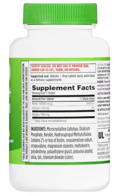 Comprimés de Biotine + Kératine avec une main tenant le flacon