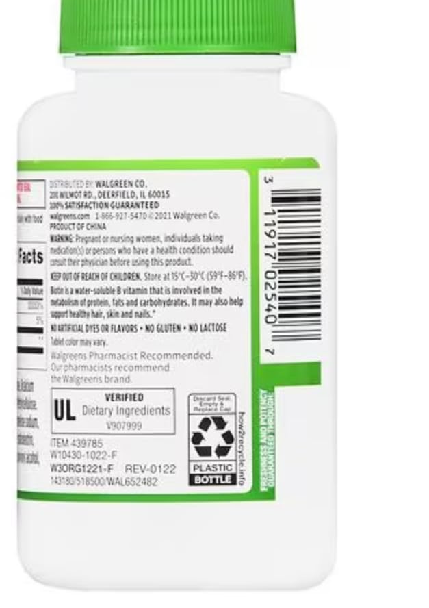 Comprimés de Biotine + Kératine sur une table en bois