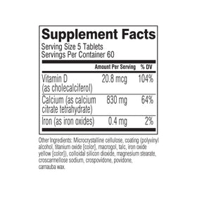 Comprimés de calcium Swisse et une pilule dans la main