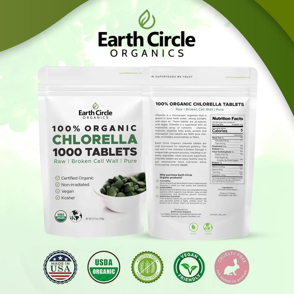 Comprimés de chlorella bio avec des ingrédients naturels en arrière-plan