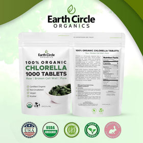 Comprimés de chlorella bio avec des ingrédients naturels en arrière-plan