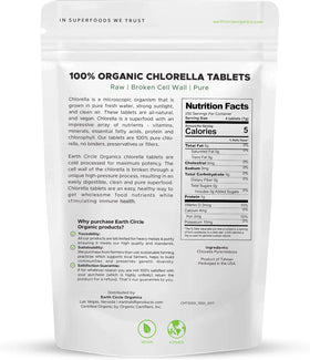 Comprimés de chlorella bio dans un bol, présentation