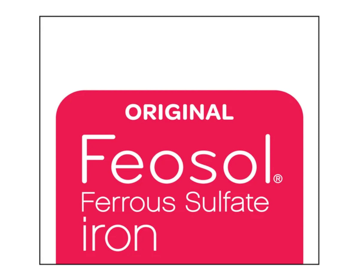 Comprimés de Feosol fer ferreux sur une surface blanche