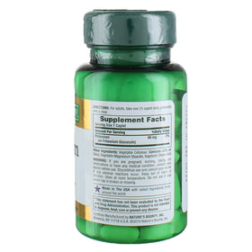 Comprimés de Gluconate de Potassium Nature's Bounty dans une main