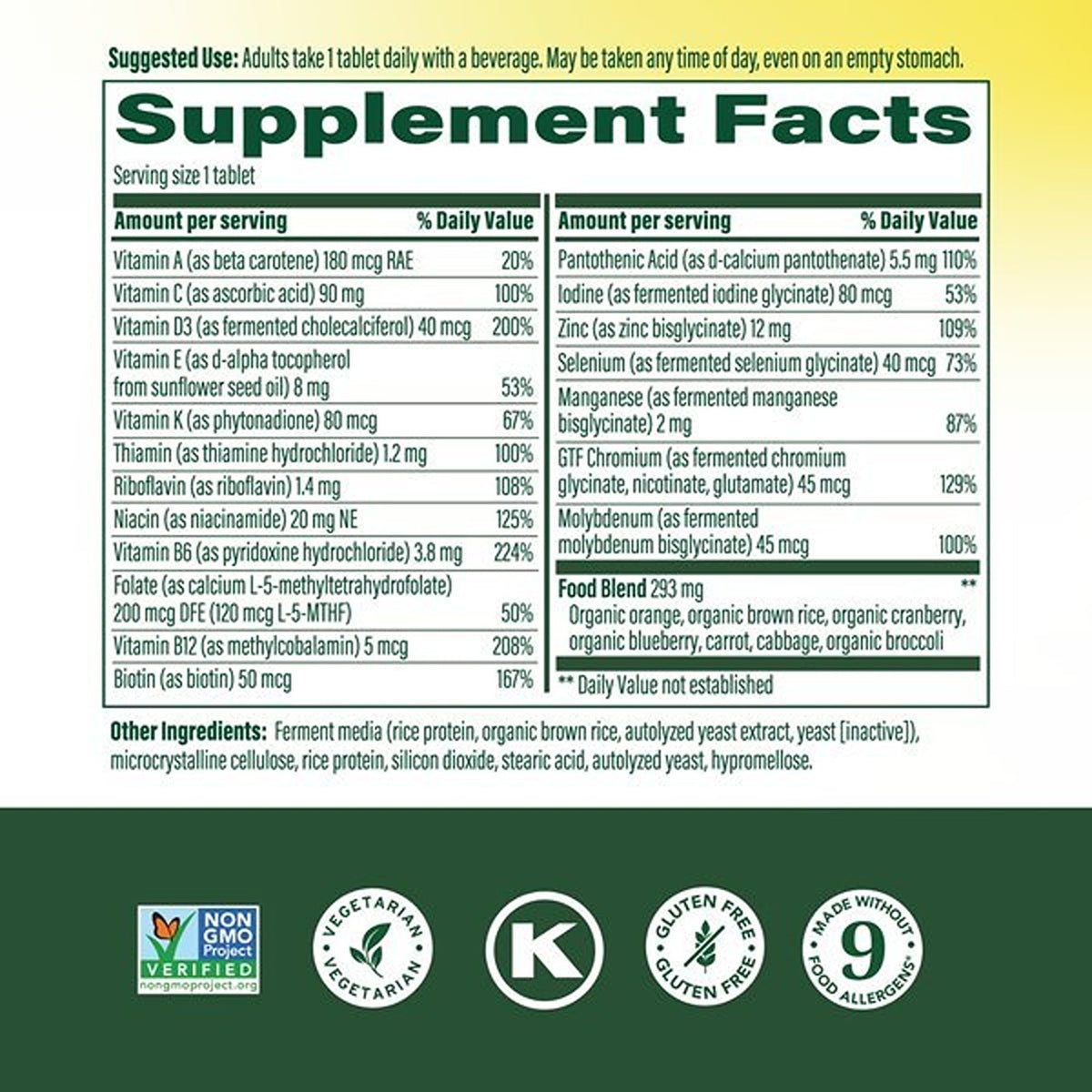 Comprimés de la multivitamine MegaFood sur une surface blanche