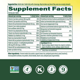 Comprimés de la multivitamine MegaFood sur une surface blanche