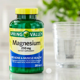 Comprimés de magnésium LUAL sur un fond neutre