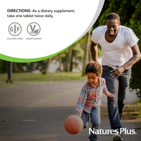 Comprimés de magnésium NaturesPlus dans une main