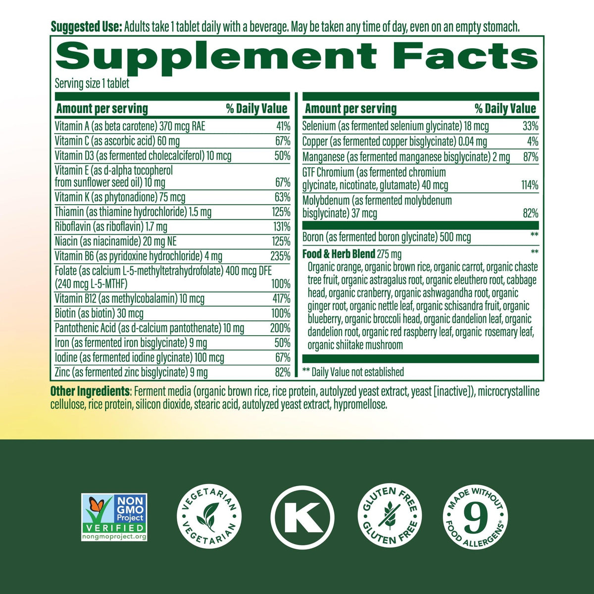 Comprimés de MegaFood Multivitamine Femme sur une surface blanche
