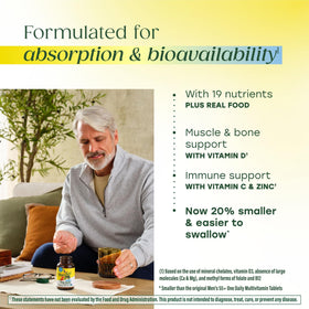 Comprimés de MegaFood Multivitamine Homme 55+ avec un verre d'eau