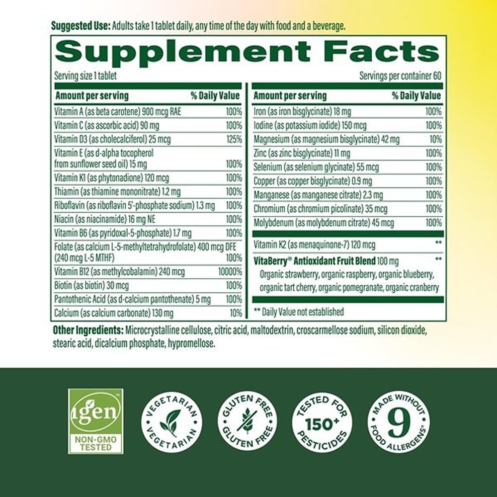 Comprimés de MegaFood Multivitamines Methylées pour Femmes sur une surface blanche
