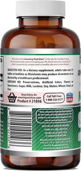 Comprimés de Melatonine 5 Mg Amazing Nutrition avec un verre d'eau