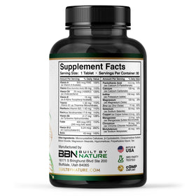 Comprimés de Multivitamin pour Hommes Built by Nature dans une main
