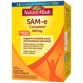 Comprimés de Nature Made SAM-e Complete 400 mg sur une surface blanche