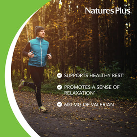 Comprimés de NaturesPlus Valériane 600 mg sur une surface blanche