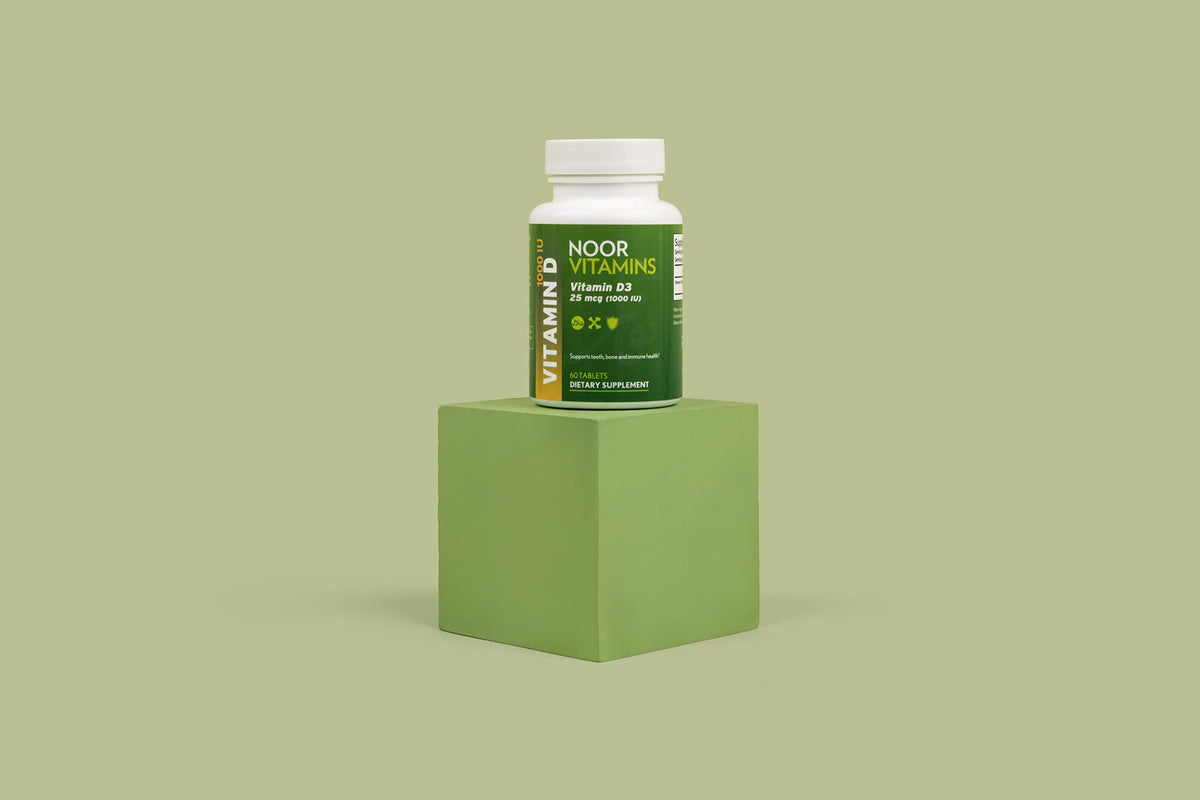 Comprimés de Noor Vitamins Vitamine D3 1000 IU sur une table en bois