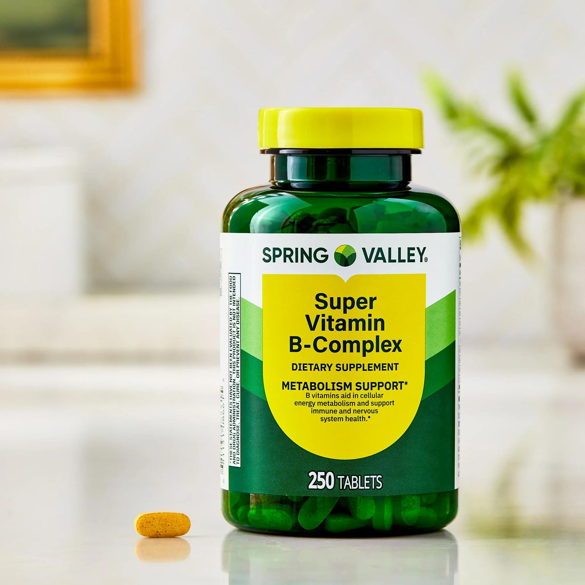 Comprimés de Ravazzi Super Complexe de Vitamines B dans une main