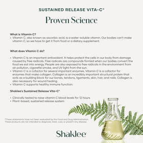 Comprimés de Shaklee Vita-C® 500 mg dans une main