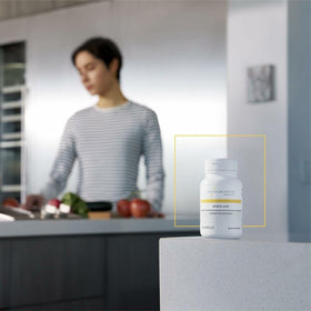 Comprimés de Similase d'Integrative Therapeutics dans une main