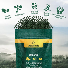 Comprimés de spiruline Biogenesis sur une surface blanche