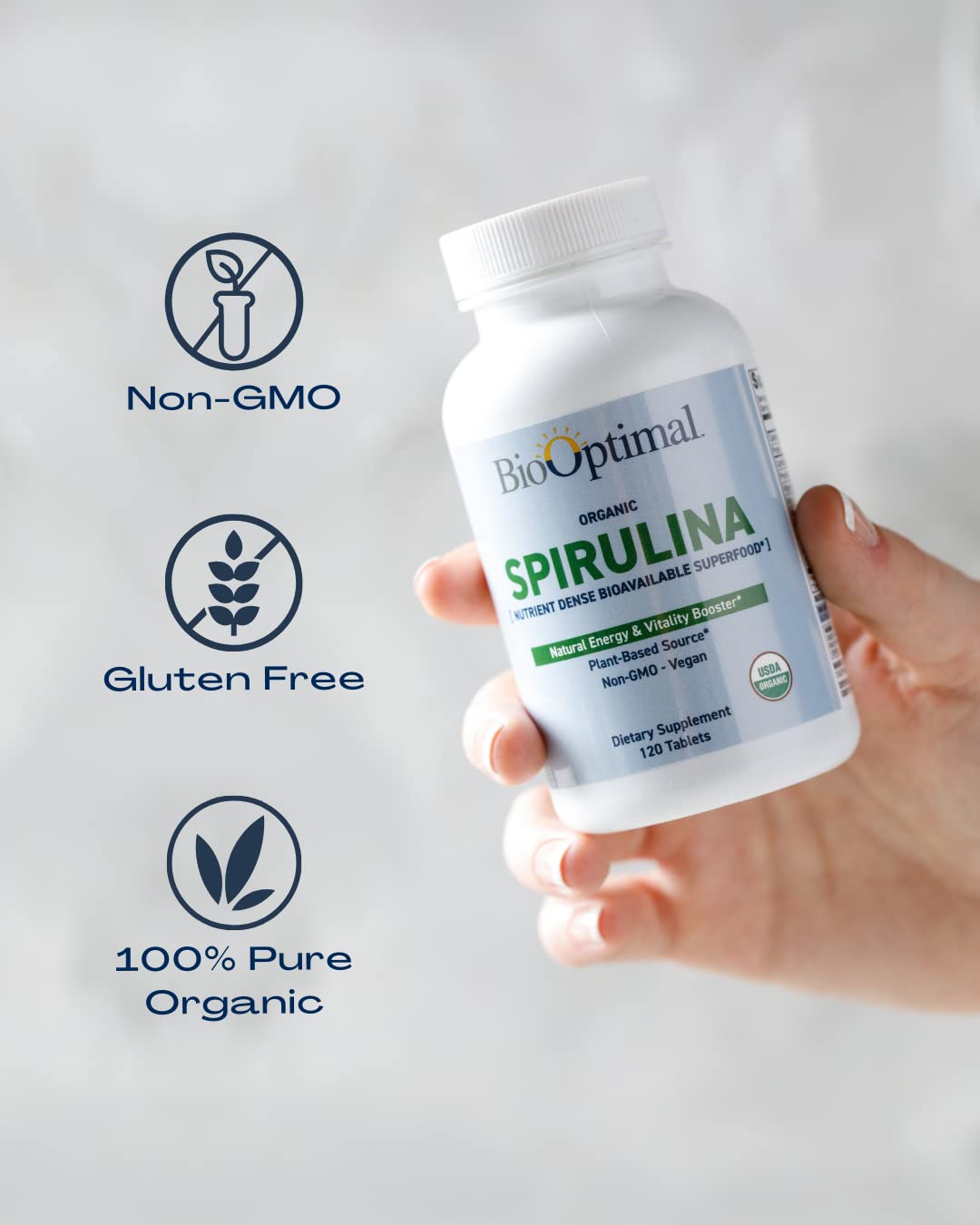 Comprimés de spiruline BioOptimal dans une cuillère
