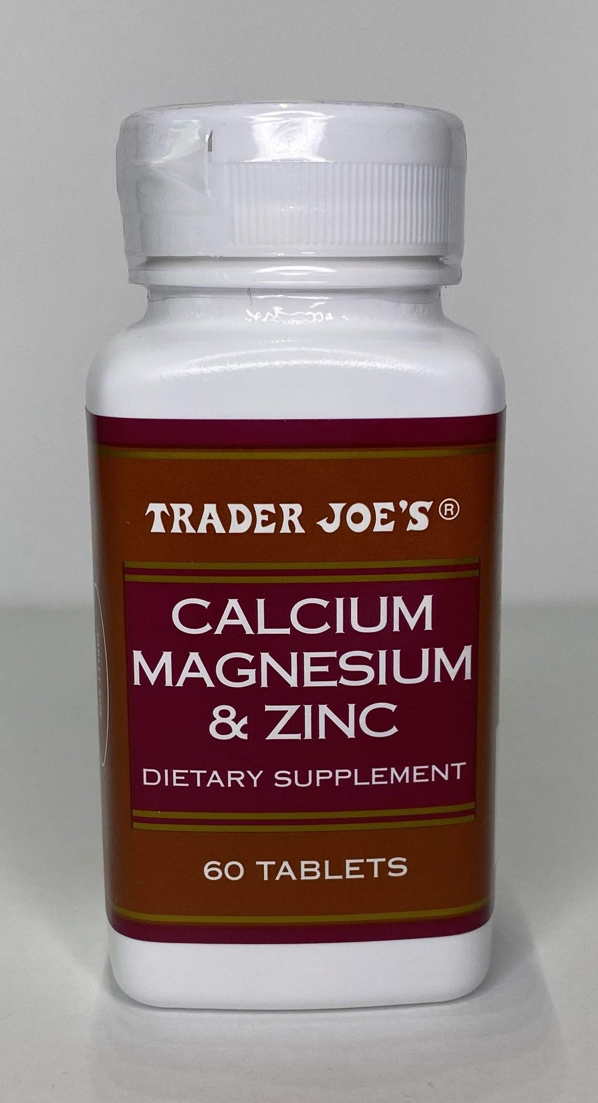 Comprimés de TJ's Calcium Magnésium Zinc dans une main