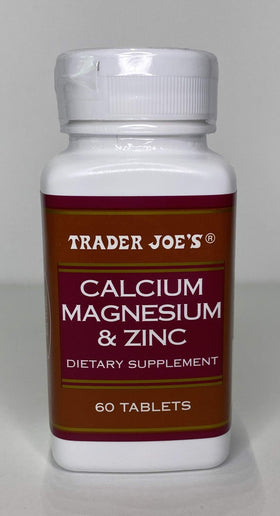 Comprimés de TJ's Calcium Magnésium Zinc dans une main