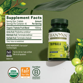 Comprimés de Triphala Bio de Banyan Botanicals sur une surface en bois