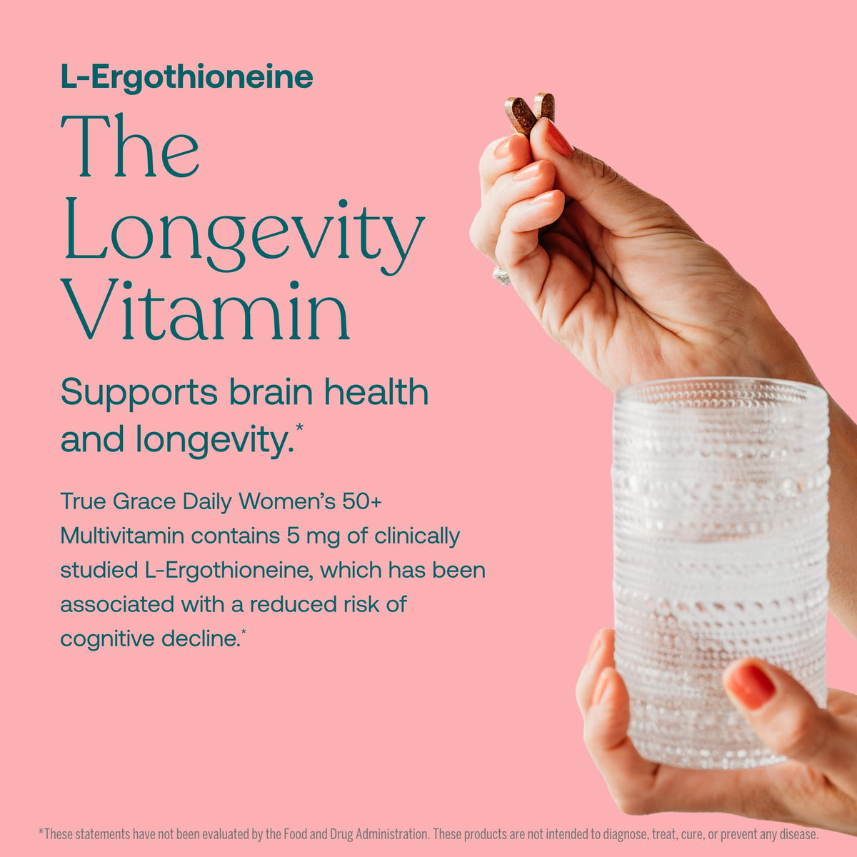 Comprimés de True Grace Multivitamine Quotidienne Femme 50+ dans une main