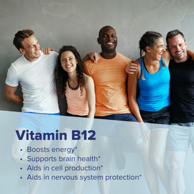 Comprimés de vitamine B-12 sur une surface blanche
