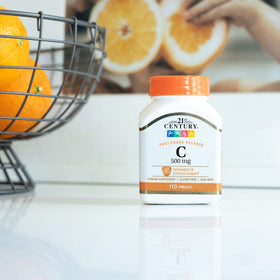 Comprimés de Vitamine C à libération prolongée sur une surface blanche