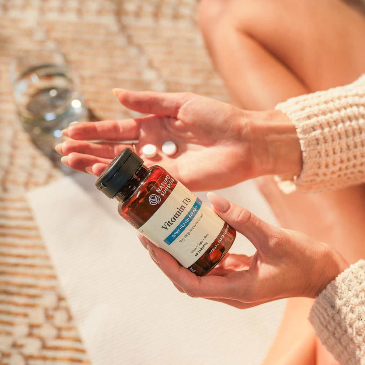 Comprimés de Vitamine D3 Nature's Sunshine dans une main